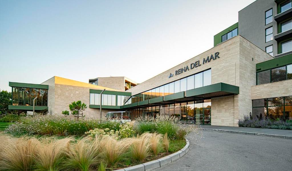 Išorinis viešbučio Reina del Mar vaizdas su modernia architektūra ir apželdintais sodais. - Išorinis viešbučio Reina del Mar vaizdas su modernia architektūra ir apželdintais sodais.