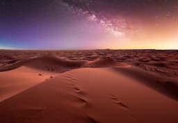 Merzouga. Dykumos panorama naktį.